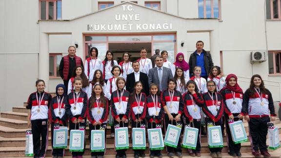 Küçük Kızlar ve Yıldız Kızlar Basketbol Takımından Türkiye Yarı Finalerine Katılma Başarısı