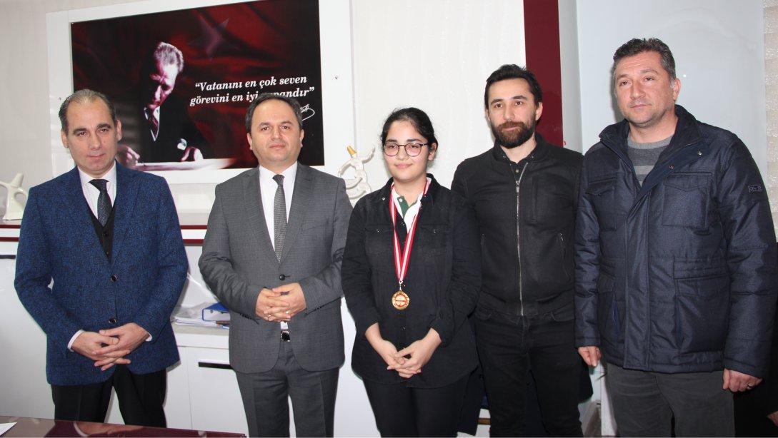 Bilgisayar Destekli Yabancı Dil Öğretim Sistemi (DynEd) Ocak Ayı Şampiyonlarına Madalya