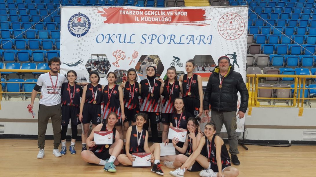 Ünye Anadolu Lisesi Kız Basketbol Takımı'ndan Bölge Finallerinde Büyük Başarı