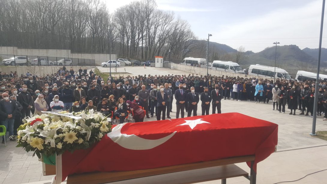 Vefat Eden Öğretmenimiz Bülent PEHLEVAN için Fen Lisesi Okul Bahçesinde Cenaze Töreni Düzenlenmiştir