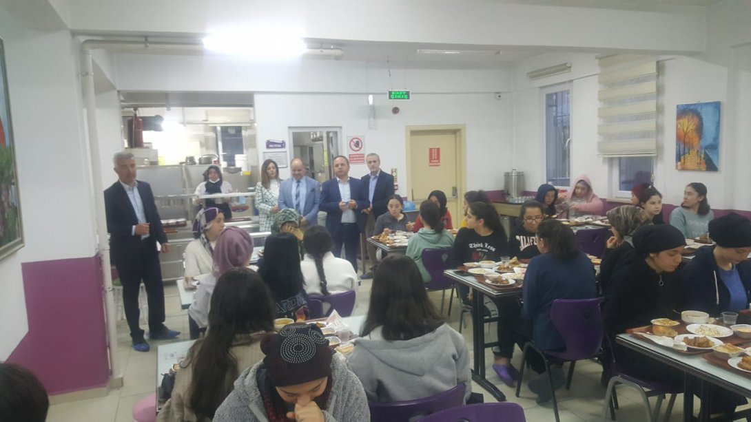 Mehmet Refik Güven Anadolu Lisesi Pansiyon Öğrencileriyle İftar Yemeği
