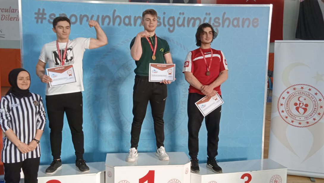 Adnan Menderes Mesleki ve Teknik Anadolu Lisesi öğrencimiz  Tayfun SEVİNDİK'ten Bilek Güreşi Bölge Şampiyonluğu