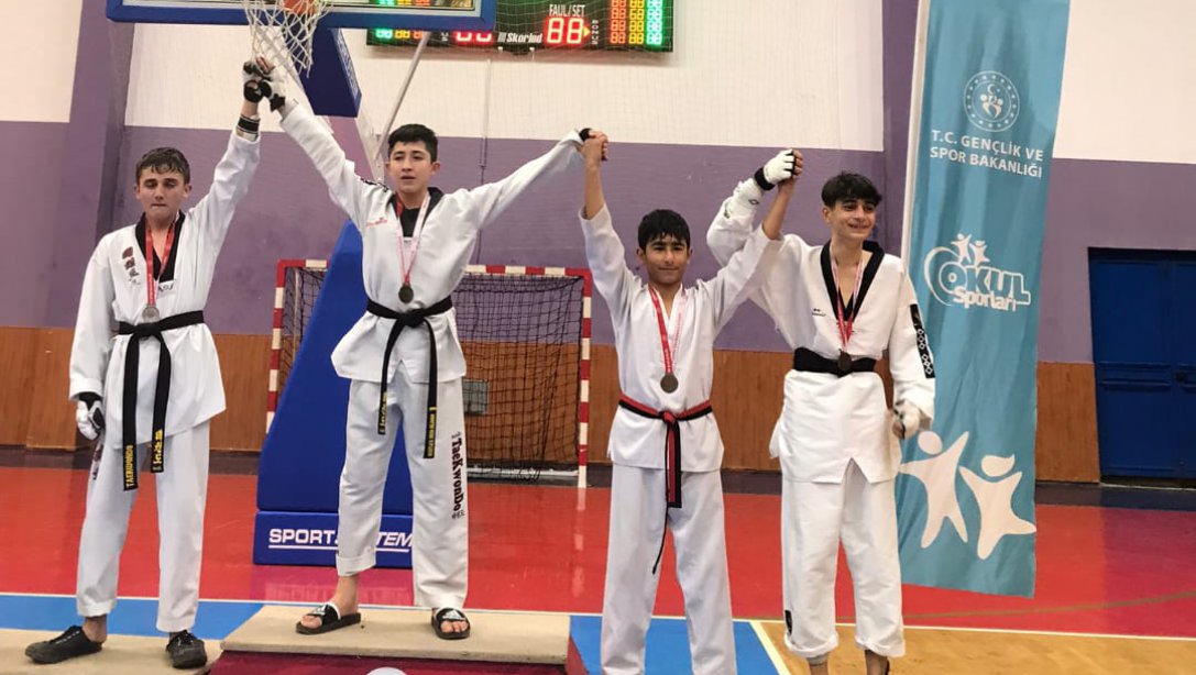 Mehmet Refik Güven Anadolu Lisesi Öğrencilerimizden Okul Sporları Tekvando Dalında Büyük Başarı
