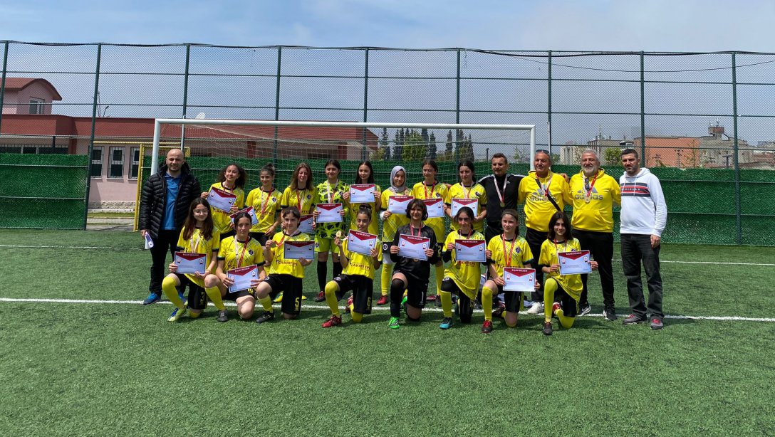 Meçhul Asker Ortaokulu Yıldız Kız Futbol Takımımızdan Büyük Başarı