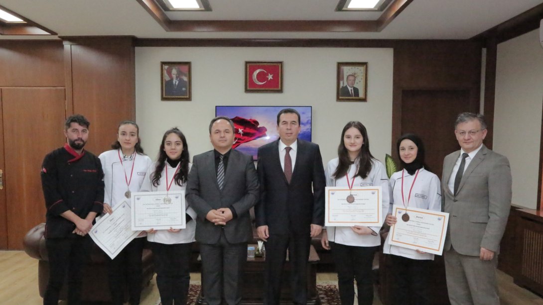 20.Uluslararası İstanbul Mutfak Günlerinde  2 Gümüş ve 2 Bronz Madalya Kazanan Arif Nihat Asya MTAL'den Anlamlı Ziyaret