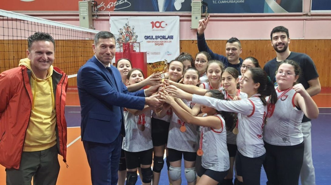 Atatürk Ortaokulu Küçük Kızlar Voleybol Takımımızdan Büyük Başarı