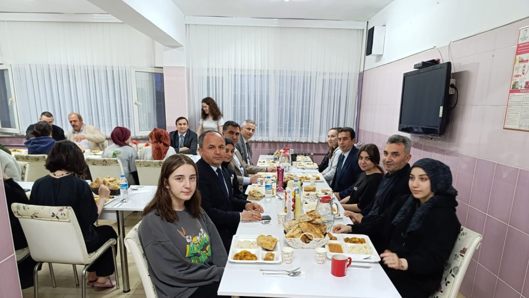 Mustafa Rakım Anadolu Lisesi Kız Pansiyonu Öğrencilerimizle İftar Yemeğinde Bir Araya Geldik