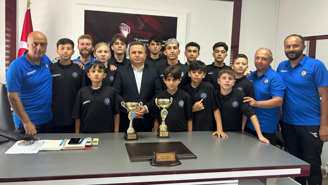 2. Amatör Lig Şampiyonu ve U13 Ligi Şampiyonu Ünye Futbol Kulübü'nden İlçe Milli Eğitim Müdürümüz Sn Özgür TOKGÖZ'e ziyaret