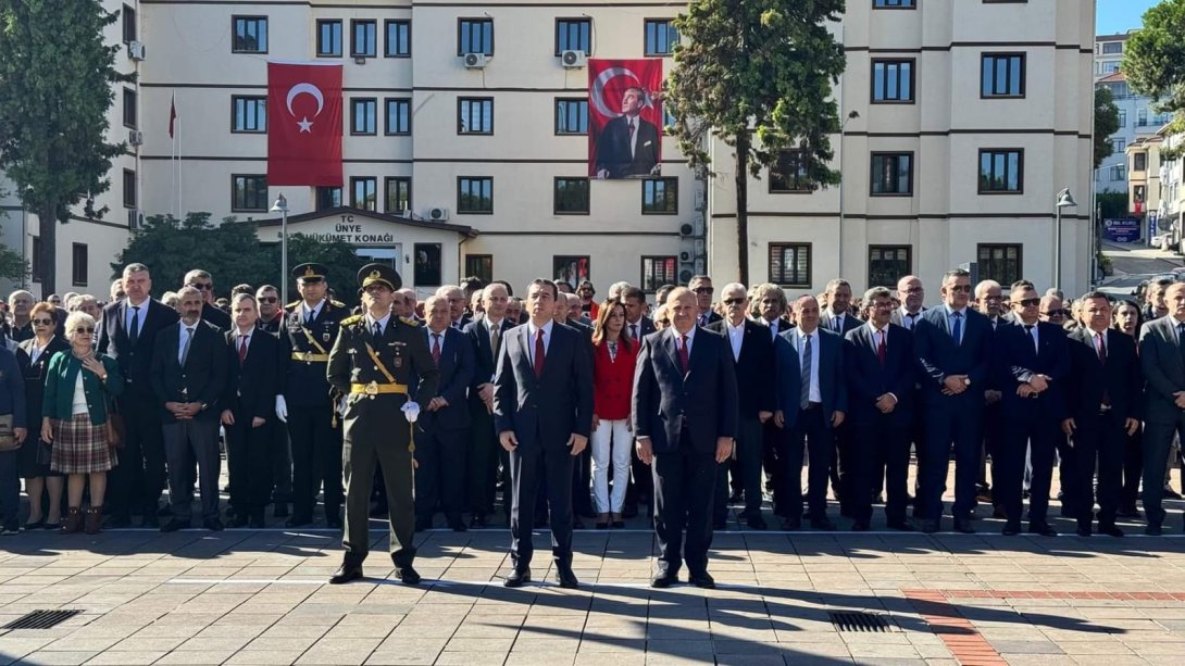 İlçemizde 29 Ekim Cumhuriyet Bayramımızın 101.Yıldönümü Kutlamaları Atatürk Anıtı'na Çelenk Sunma Töreni ile Başladı