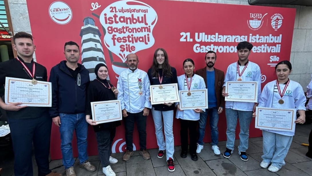 Ünye Turizm Mesleki ve Teknik Anadolu Lisesi Öğrencilerimizden 21. Uluslararası İstanbul Mutfak Günleri Festivali'nde Büyük Başarı